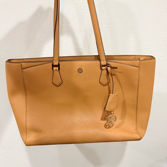 Tory Burch Handbags - Tory Burch Robinson Saffiano Large Tote Bag Purse Tan